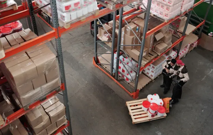 Operarios revisando inventario en un almacén