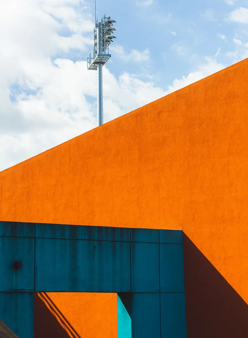 Arquitectura abstracta en azul y naranja